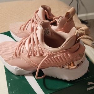 Women's US 7.5 shoes